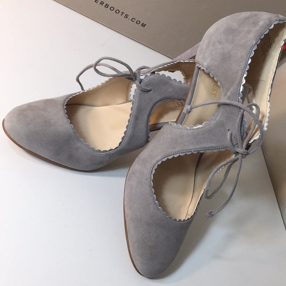 Nine West Leather Elegant Scalloped trim pumps 😍